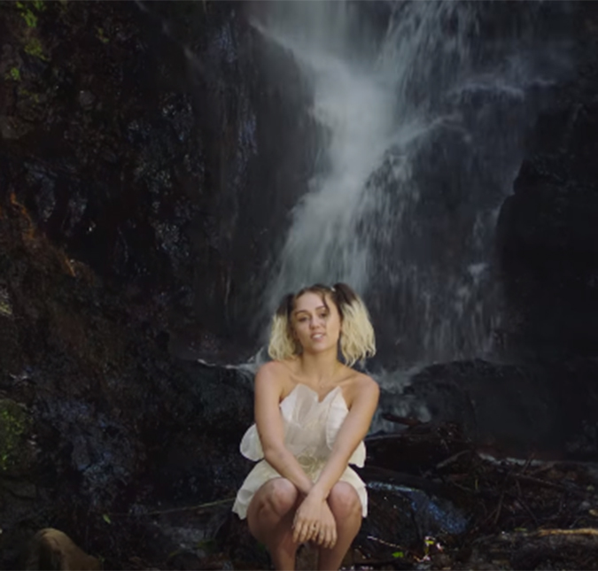 Miley Cyrus está de volta: assista ao clipe de <i>Malibu</i>!