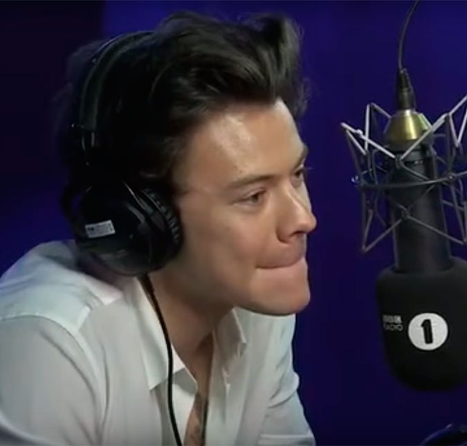 Harry Styles tem reação hilária ao afirmarem que sua música é sobre Taylor Swift, confira o vídeo!