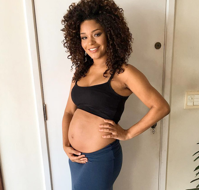 Juliana Alves compartilha foto da barriguinha de quatro meses de gravidez