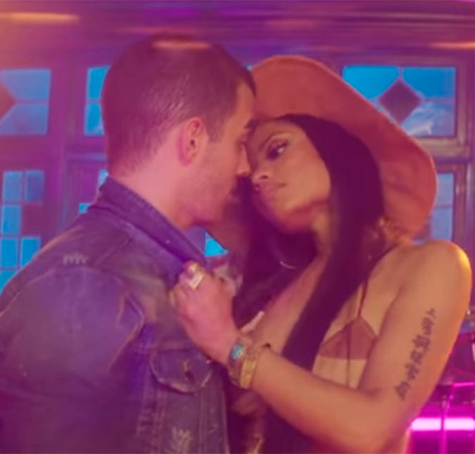 Joe Jonas e Nicki Minaj contracenam em clipe divertido de nova música da <i>DNCE</i>, vem ver!