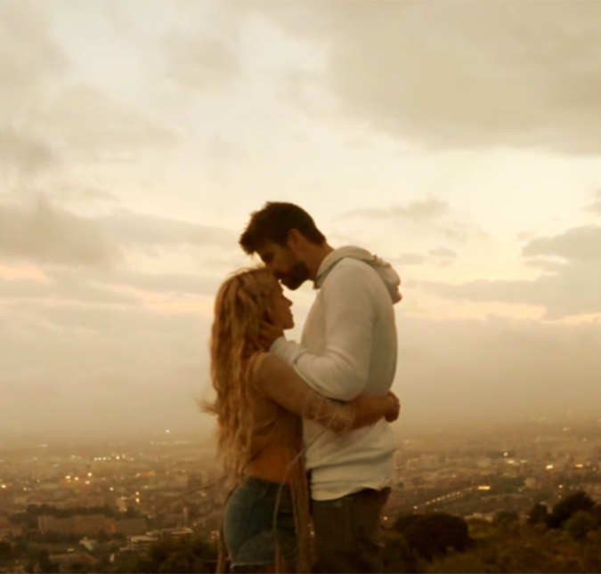 Shakira aparece toda apaixonada por Piqué no clipe de <i>Me Enamoré</i>, veja!