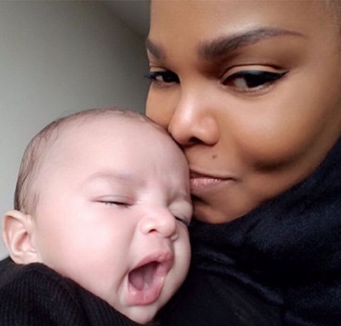 Janet Jackson teve seu primeiro filho, Eissa Al Mana, aos 50 anos de idade, em janeiro de 2017. Janet Jackson teve seu primeiro filho, Eissa Al Mana, aos 50 anos de idade, em janeiro de 2017.