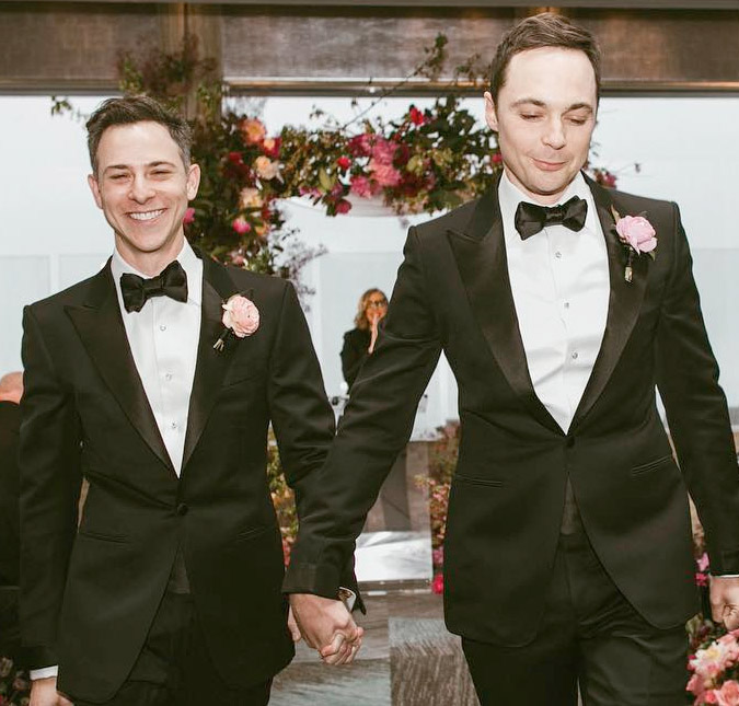 Jim Parsons, o Sheldon de <i>The Big Bang Theory</i>, se casa com o namorado de longa data