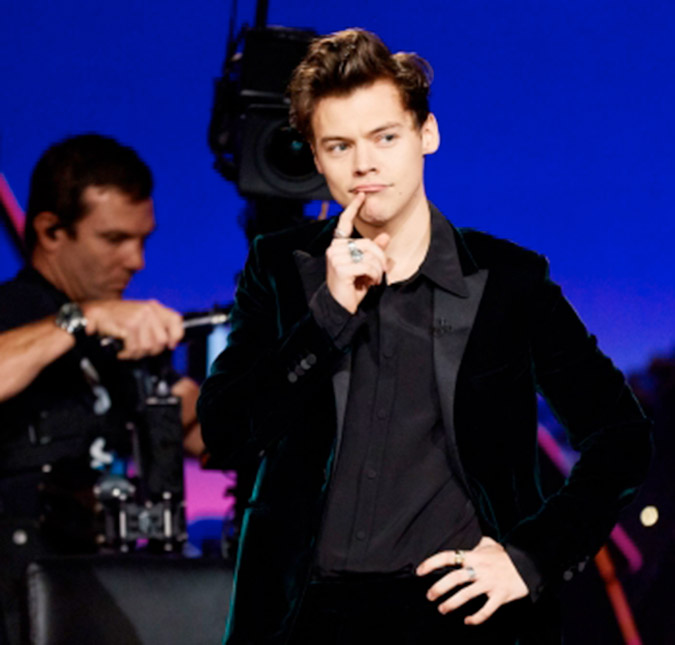 Harry Styles apresenta o <I>The Late Late Show</I> e canta sua nova música, <I>Sign of the Times</I>