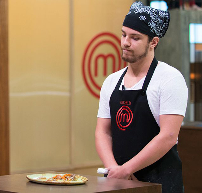 Após episódio dramático, Vitor B. é eliminado do <i>MasterChef Brasil</i> com o prato mais feio de todas as temporadas