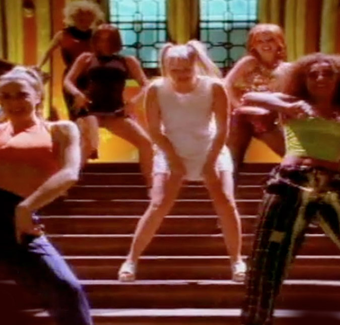 Geri Halliwell volta para cenário do clipe de <i>Wannabe</i>, das <i>Spice Girls</i>