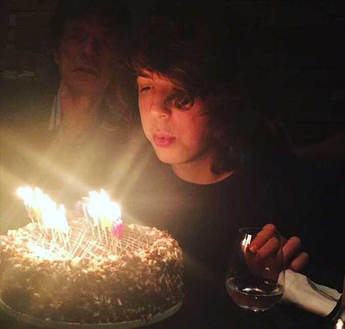 Mick Jagger aparece de sopetão na foto do filho soprando as velas do seu aniversário