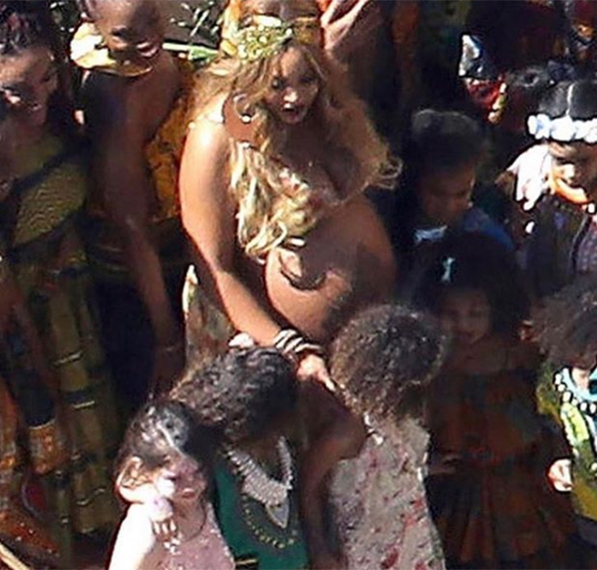 Beyoncé exibe barrigão de gêmeos em chá de bebê, vem ver!