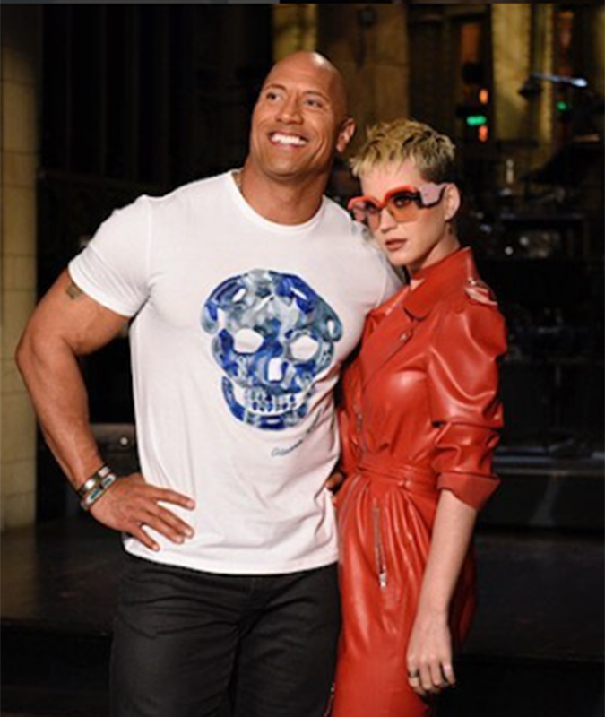 Katy Perry canta <I>Swish Swish</i> pela primeira vez ao vivo e Dwayne <I>The Rock</i> Johnson anuncia candidatura, no <i>SNL</i>, vem ver!