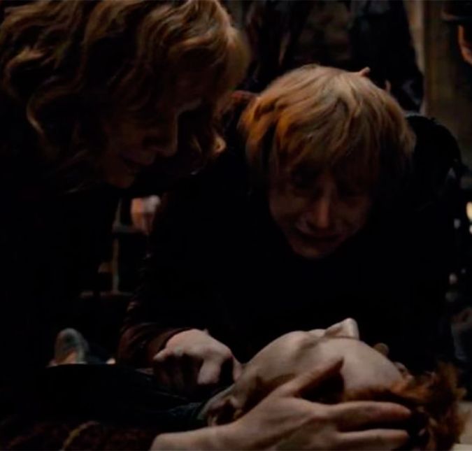 Não à toa, a autora resolveu se desculpar por matar alguns dos mais queridos personagens. No aniversário da Batalha de Hogwarts, dia 2 de maio, a autora deu início à tradição em seu Twitter. Em 2015, ela se desculpou por nos tirar Fred Weasley. Mas nós temos que agradecer, afinal, J. K. revelou em uma entrevista que já havia pensado em matar o próprio Rony. Imagina só! Não à toa, a autora resolveu se desculpar por matar alguns dos mais queridos personagens. No aniversário da Batalha de Hogwarts, dia 2 de maio, a autora deu início à tradição em seu Twitter. Em 2015, ela se desculpou por nos tirar Fred Weasley. Mas nós temos que agradecer, afinal, J. K. revelou em uma entrevista que já havia pensado em matar o próprio Rony. Imagina só!