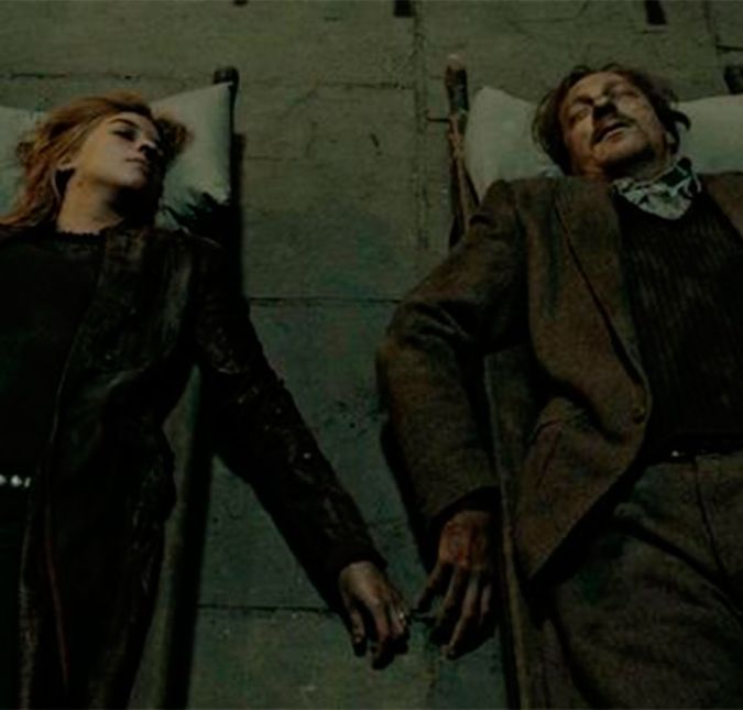 Já em 2016, a autora se desculpou por outra morte que não gostaríamos que tivesse acontecido: a do lobisomem Remo Lupin. Em seu Twitter, ela explicou que como Arthur Weasley sobreviveu, Lupin tinha que morrer: Eu sinto muito. Eu não gostei de fazer isso. A única vez que meu editor me viu chorar foi sobre o destino de Teddy. Ted Lupin é fruto do relacionamento do lobisomem com Ninfadora Tonks, ambos mortos na batalha. A cena acima foi de partir o coração! Já em 2016, a autora se desculpou por outra morte que não gostaríamos que tivesse acontecido: a do lobisomem Remo Lupin. Em seu Twitter, ela explicou que como Arthur Weasley sobreviveu, Lupin tinha que morrer: Eu sinto muito. Eu não gostei de fazer isso. A única vez que meu editor me viu chorar foi sobre o destino de Teddy. Ted Lupin é fruto do relacionamento do lobisomem com Ninfadora Tonks, ambos mortos na batalha. A cena acima foi de partir o coração!