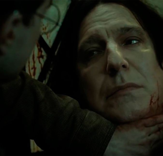 Mas o pedido de desculpas mais esperado só veio em 2017, quando ela finalmente pediu perdão por ter tirado a vida de Snape. O controverso personagem despertou os mais variados sentimentos durante os sete livros e oito filmes de Harry Potter, mas quando descoberto seu papel verdadeiro, como agente infiltrado de Dumbledore, foi impossível não chorar sua morte. Sabendo da repercussão que suas desculpas causariam, J. K. já se antecipou: Ok, aqui está. Por favor, não comecem guerras por conta disso, mas eu tenho que me desculpar por ter matado... Snape (correndo para me esconder).