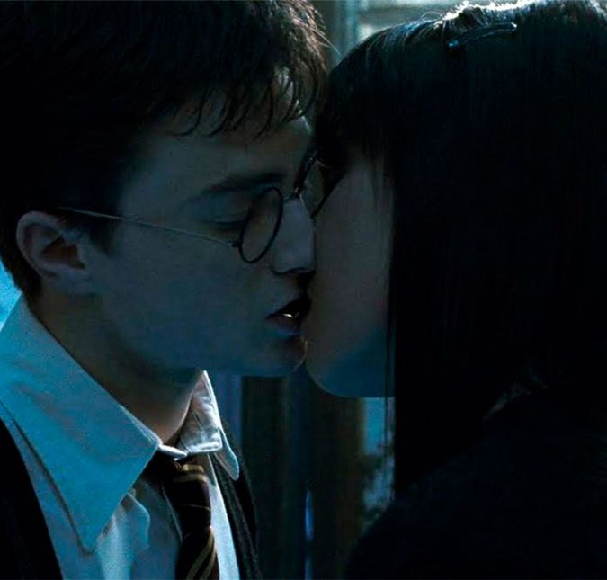 Se a morte é inevitável, alguns relacionamentos certamente não são. Comecemos pelo rápido affair entre Harry Potter e Cho Chang. O beijo trocado pelos dois na Sala Precisa, embaixo de um visco, não foi considerado assim tão romântico para muitos fãs. O relacionamento, para muitos sem sal nem açúcar, durou pouco e logo Harry reconheceu sua verdadeira paixão: Ginny Weasley. Se a morte é inevitável, alguns relacionamentos certamente não são. Comecemos pelo rápido affair entre Harry Potter e Cho Chang. O beijo trocado pelos dois na Sala Precisa, embaixo de um visco, não foi considerado assim tão romântico para muitos fãs. O relacionamento, para muitos sem sal nem açúcar, durou pouco e logo Harry reconheceu sua verdadeira paixão: Ginny Weasley.