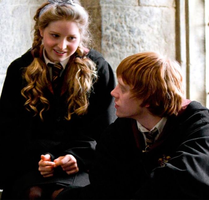 Outro romance que deu o que falar foi entre Rony Weasley e Lilá Brown, que quase partiu o coração de Hermione em O Enigma do Príncipe. A questão poderia ser apenas Rony com qualquer outra pessoa, mas o grude do casal piorou tudo, afinal, como lidar com Lilá chamando o namorado de Uon-Uon? O relacionamento só teve fim quando, depois de envenenado, o personagem pediu por Hermione na cama da enfermaria, ferindo os sentimentos da outra. Teve fã por aí que comemorou essa gafe... Outro romance que deu o que falar foi entre Rony Weasley e Lilá Brown, que quase partiu o coração de Hermione em O Enigma do Príncipe. A questão poderia ser apenas Rony com qualquer outra pessoa, mas o grude do casal piorou tudo, afinal, como lidar com Lilá chamando o namorado de Uon-Uon? O relacionamento só teve fim quando, depois de envenenado, o personagem pediu por Hermione na cama da enfermaria, ferindo os sentimentos da outra. Teve fã por aí que comemorou essa gafe...