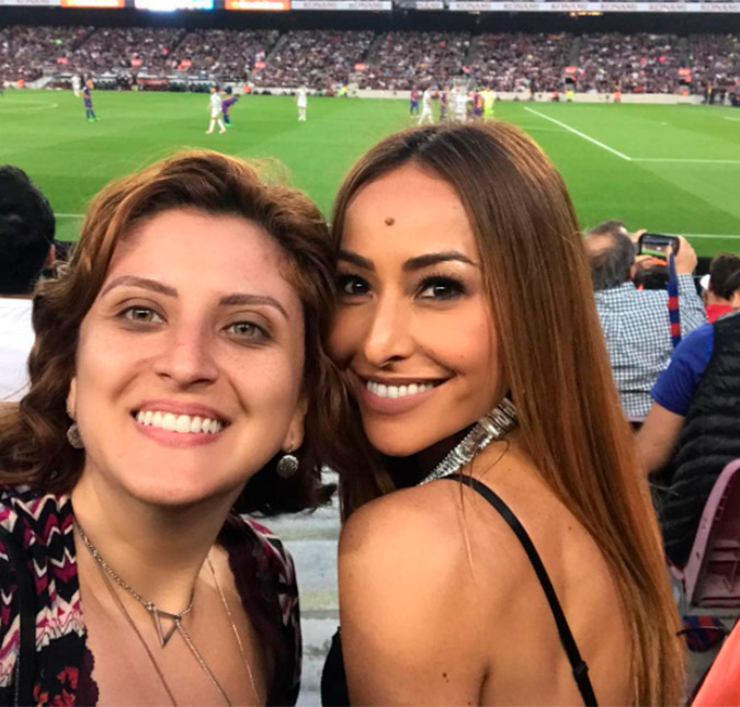 Sabrina Sato assiste à jogo do Barcelona de pertinho e torce por Neymar!