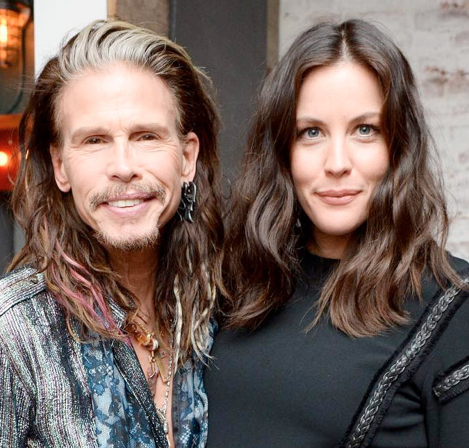 Liv Tyler mostra que realmente puxou o pai, Steven Tyler, confira!