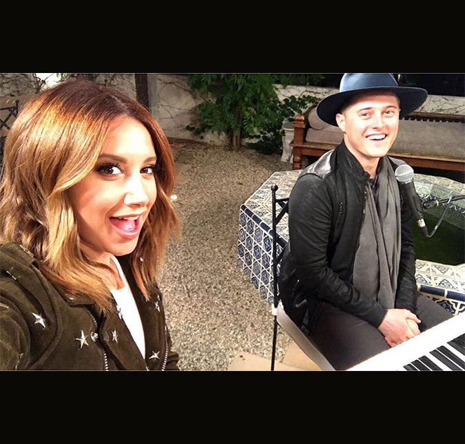 Nostalgia! Ashley Tisdale e Lucas Grabeel cantam sucesso de <I>High School Musical</I>, assista!