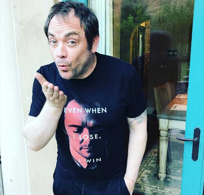 Mark Sheppard deixa elenco de <i>Supernatural</i>: <i>Hora de tentar algo novo</i>