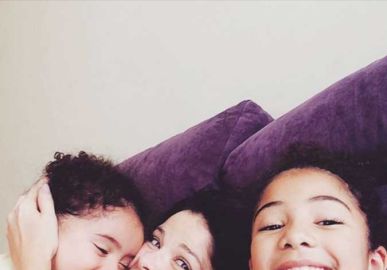 Samara Felippo faz vídeo para sua filha superar momento de crise por ter cabelos cacheados