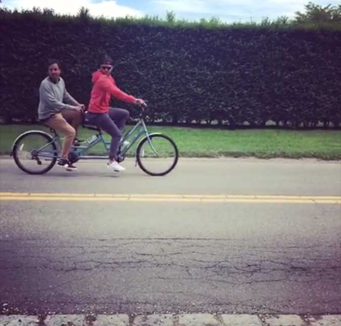 Justin Timberlake e Jimmy Fallon aparecem andando de bicicleta juntos em vídeo engraçado