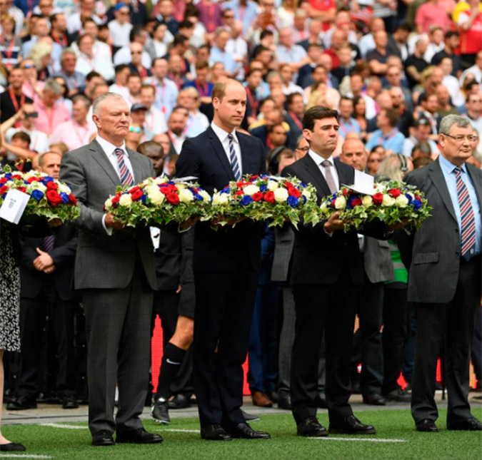Príncipe William deixa flores em estádio da Inglaterra para homenagear vítimas do ataque em <I>show</i> de Ariana Grande