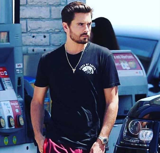 Scott Disick é flagrado com outras mulheres dias após ser clicado em intimidade com Bella Thorne