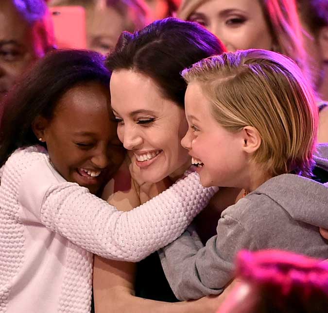Angelina Jolie se derrete ao falar de sua falecida mãe: - <i>Eu tenho precisado dela</i>, saiba tudo!