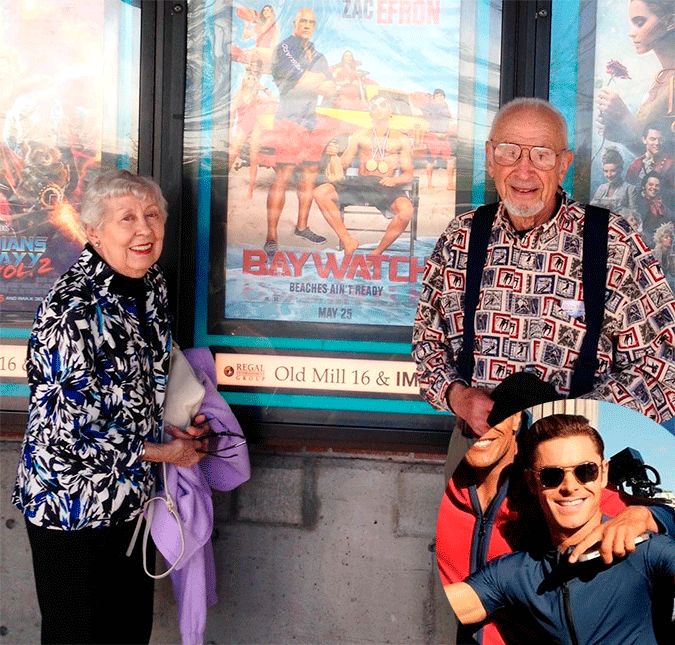 Só orgulho! Avós de Zac Efron assistem <i>Baywatch</i> e tiram foto com o cartaz do filme!