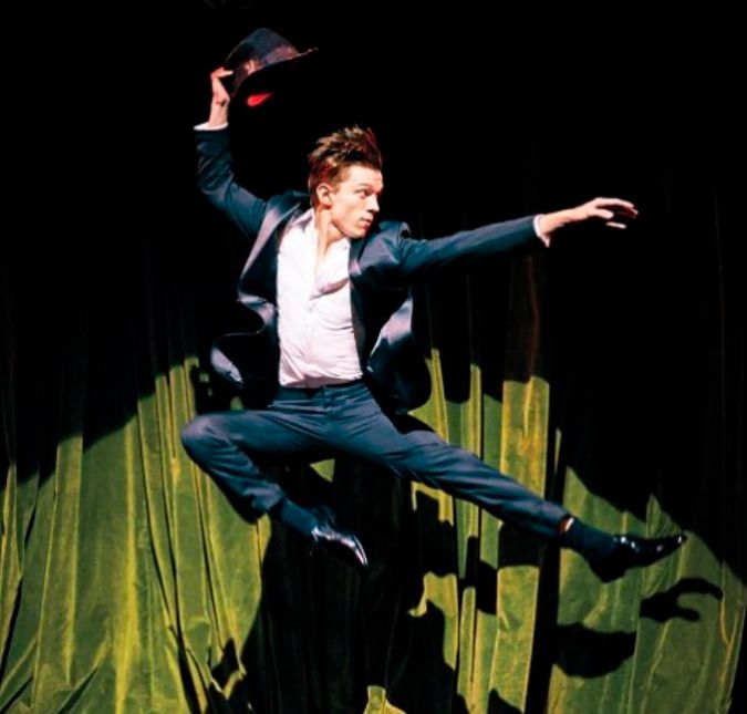 E não é que, além de ator, o moço arrasa nos passos de dança? Tom é dançarino profissional e participou da montagem de Billy Elliot em Londres. Quem conhece sabe que essa peça é um dos clássicos do palco e precisa de muito talento para segurar a onda! E não é que, além de ator, o moço arrasa nos passos de dança? Tom é dançarino profissional e participou da montagem de Billy Elliot em Londres. Quem conhece sabe que essa peça é um dos clássicos do palco e precisa de muito talento para segurar a onda!