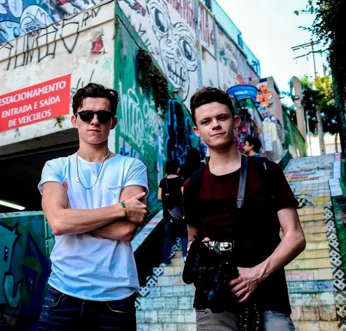 Tom é o mais velho de três irmãos, sendo eles Sam e Harry Holland, gêmeos. Os dois fizeram uma pontinha em O Impossível, filme que alçou o primogênito ao estrelato. Harry, inclusive, acompanhou o irmão em sua passagem pelo Brasil e fotografou Tom em seus eventos e passeios. Ele se aventura pela direção de filmes e pela fotografia, mas também seguiu os passos do irmão famoso ao interpretar o xará príncipe Harry no filme Diana. Tom é o mais velho de três irmãos, sendo eles Sam e Harry Holland, gêmeos. Os dois fizeram uma pontinha em O Impossível, filme que alçou o primogênito ao estrelato. Harry, inclusive, acompanhou o irmão em sua passagem pelo Brasil e fotografou Tom em seus eventos e passeios. Ele se aventura pela direção de filmes e pela fotografia, mas também seguiu os passos do irmão famoso ao interpretar o xará príncipe Harry no filme Diana.