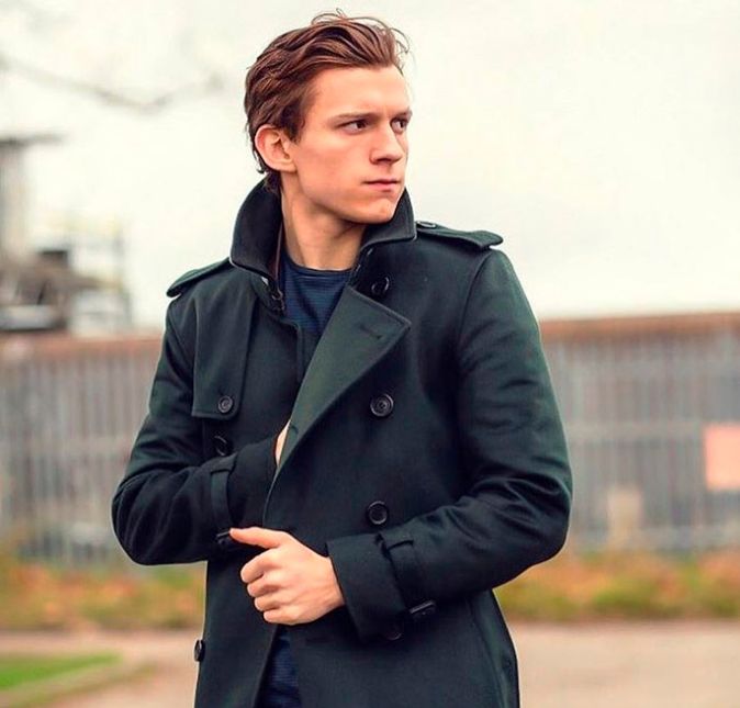 Tom Holland, nascido em 1º de junho de 1996, é um jovem ator que ganhou o mundo e os elogios ao interpretar Peter Parker na trilogia de Homem-Aranha, depois da participação em Capitão América: Guerra Civil. Mas, além do super-herói da Marvel, o moço tem uma carreira promissora e muitas curiosidades guardadas na manga. Por exemplo, você sabia que antes da fama, ele chegou a trabalhar em um bar e era responsável por lavar a louça? A seguir, saiba mais sobre ele a seguir! Tom Holland, nascido em 1º de junho de 1996, é um jovem ator que ganhou o mundo e os elogios ao interpretar Peter Parker na trilogia de Homem-Aranha, depois da participação em Capitão América: Guerra Civil. Mas, além do super-herói da Marvel, o moço tem uma carreira promissora e muitas curiosidades guardadas na manga. Por exemplo, você sabia que antes da fama, ele chegou a trabalhar em um bar e era responsável por lavar a louça? A seguir, saiba mais sobre ele a seguir!