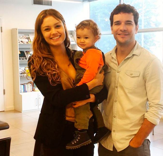 Daniel de Oliveira é pai de três filhos: Moisés de Oliveira e Raul de Oliveira, frutos do seu primeiro casamento com a atriz e hoje sua amiga, Vanessa Giácomo, e de Otto, caçula da família, fruto da relação com Sophie Charlotte, com quem está casado desde 2015. Mãe de primeira viagem, Sophie já apareceu algumas vezes com o pequeno, que é a cara do pai. Apesar de manterem a discrição na família, os poucos momentos em que apareceram juntos encantaram os fãs, como no clique acima em que Otto apareceu sorridente durante uma visita da família ao Consulado da Alemanha - país de origem da atriz. Daniel de Oliveira é pai de três filhos: Moisés de Oliveira e Raul de Oliveira, frutos do seu primeiro casamento com a atriz e hoje sua amiga, Vanessa Giácomo, e de Otto, caçula da família, fruto da relação com Sophie Charlotte, com quem está casado desde 2015. Mãe de primeira viagem, Sophie já apareceu algumas vezes com o pequeno, que é a cara do pai. Apesar de manterem a discrição na família, os poucos momentos em que apareceram juntos encantaram os fãs, como no clique acima em que Otto apareceu sorridente durante uma visita da família ao Consulado da Alemanha - país de origem da atriz.