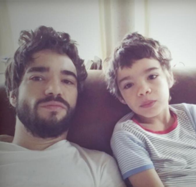 Por mais que Maria Ribeiro e Caio Blat estejam separados há tempos, os dois continuam muito próximos. Em um aniversário do ator, a atriz aproveitou a data especial para mostrar a semelhança de seu filho, Bento, com o pai. Só faltou a barba para ficarem iguaizinhos!