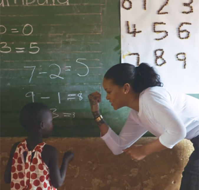 Rihanna ensina matemática para crianças do Malawi e mostra situação das escolas locais