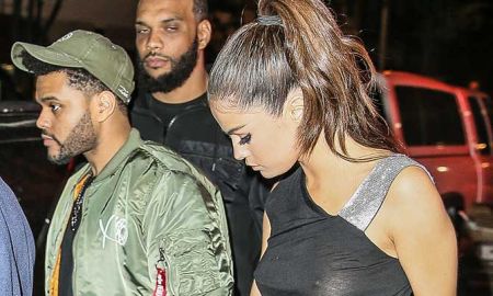 Selena Gomez escolhe <i>look</i> ousado e deixa seios e calcinha à mostra durante encontro com The Weeknd, confira!