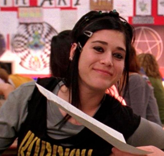 Janis Ian também era uma verdadeira criadora de pérolas. Quando se depara com a professora Norbury na loja em que trabalha, ela solta para Damian: - Adoro ver professores fora da escola, é tipo ver um cão andando nas patas traseiras.