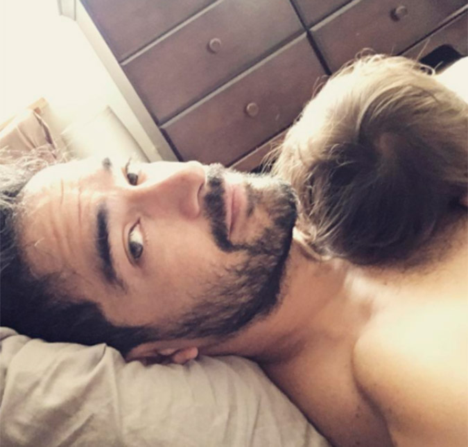 Em vídeo fofo, Alfonso Herrera mostra o filho dando os primeiros passos