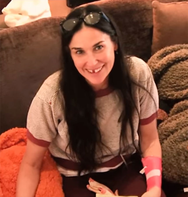 Demi Moore revela que perdeu dois dentes da frente por conta do estresse, entenda!