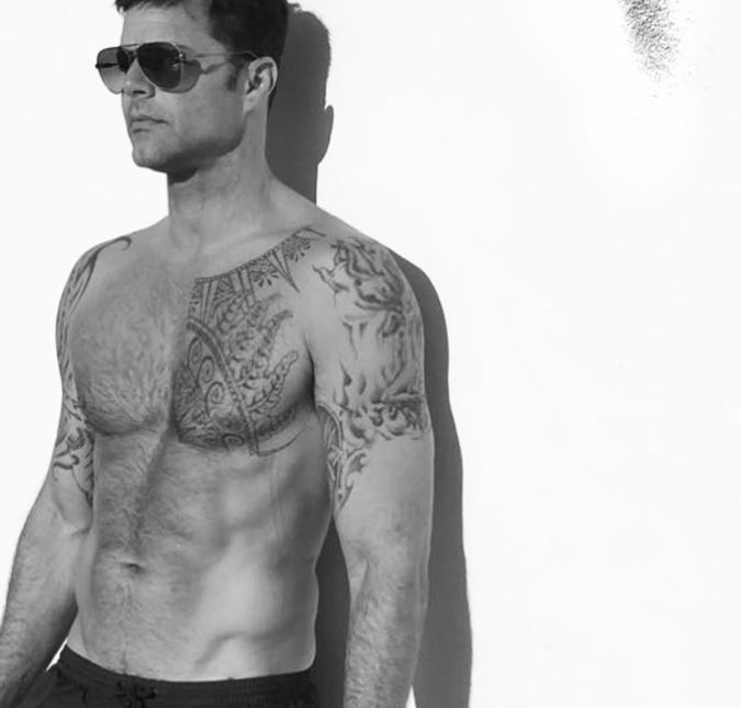 Ricky Martin tem os seus 50 anos de idade e ainda exibe a boa forma com o corpo todo tatuado. Uau! Ricky Martin tem os seus 50 anos de idade e ainda exibe a boa forma com o corpo todo tatuado. Uau!
