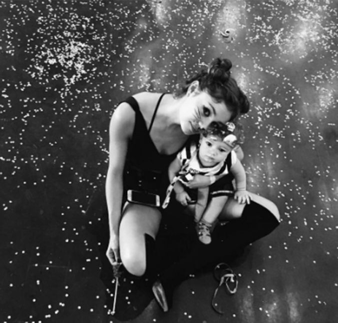 A mamãe-coruja já foi clicada por Daniel de Oliveira enquanto curtia o Carnaval de 2017 com o pequeno. Na imagem, os dois aparecem fantasiados para cair na folia. Otto, já grandinho, surpreendeu pela semelhança com o pai. Os olhos são iguais, não é mesmo? A mamãe-coruja já foi clicada por Daniel de Oliveira enquanto curtia o Carnaval de 2017 com o pequeno. Na imagem, os dois aparecem fantasiados para cair na folia. Otto, já grandinho, surpreendeu pela semelhança com o pai. Os olhos são iguais, não é mesmo?