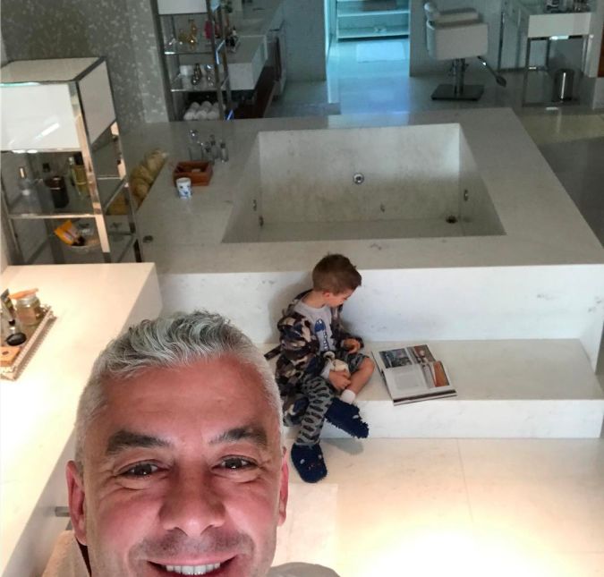 O marido da loira, Alexandre Correa, mostrou mais um cômodo que não passou desapercebido: o banheiro! Uma das internautas escreveu no Twitter: Dá pra morar tranquilamente nesse banheiro da casa da Ana Hickmann. E aí, concorda?