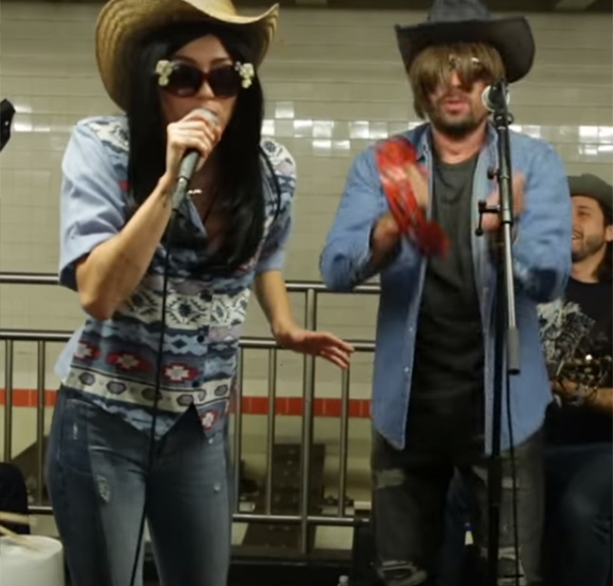 Miley Cyrus tenta cantar disfarçada no metrô, mas vozeirão entrega sua identidade, assista!