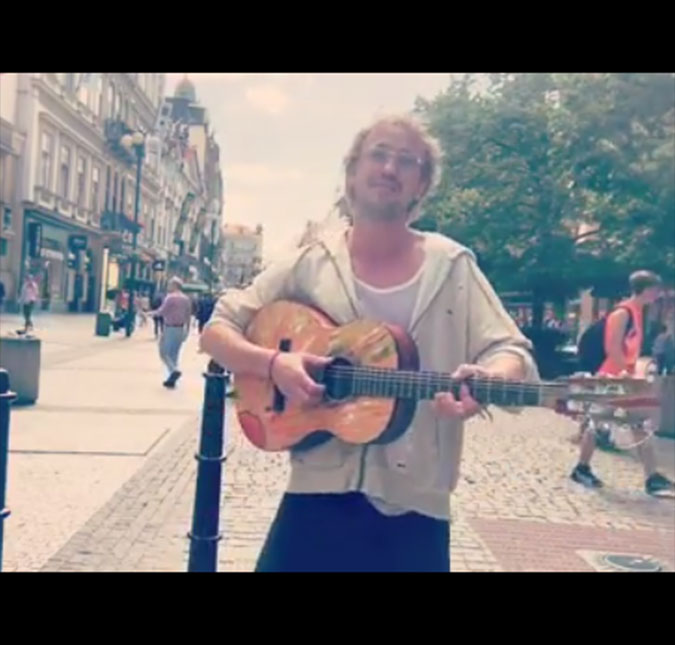 Tom Felton, astro de <i>Harry Potter</i>, toca violão na rua e ninguém o reconhece!