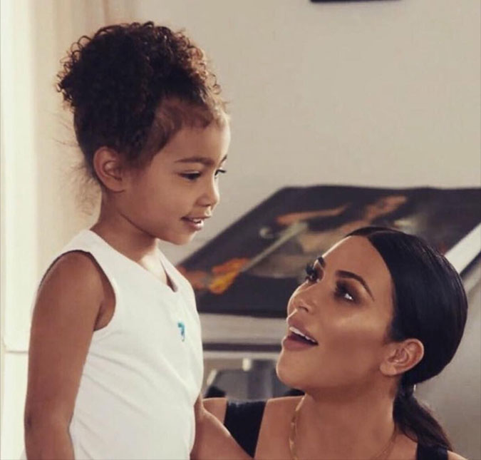 North West completa quatro aninhos com direito à vídeo no <i>site</i> da mamãe, Kim Kardashian, confira!