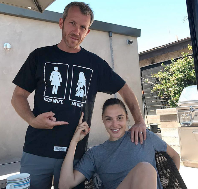 Marido de Gal Gadot usa camiseta personalizada mostrando que a esposa é a <i>Mulher Maravilha</i>!