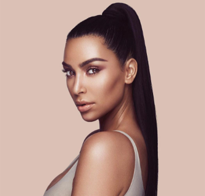 Kim Kardashian se explica após acusação de <i>blackface</i> em campanha de maquiagem e rebate que sua coleção seja igual a de Kylie Jenner