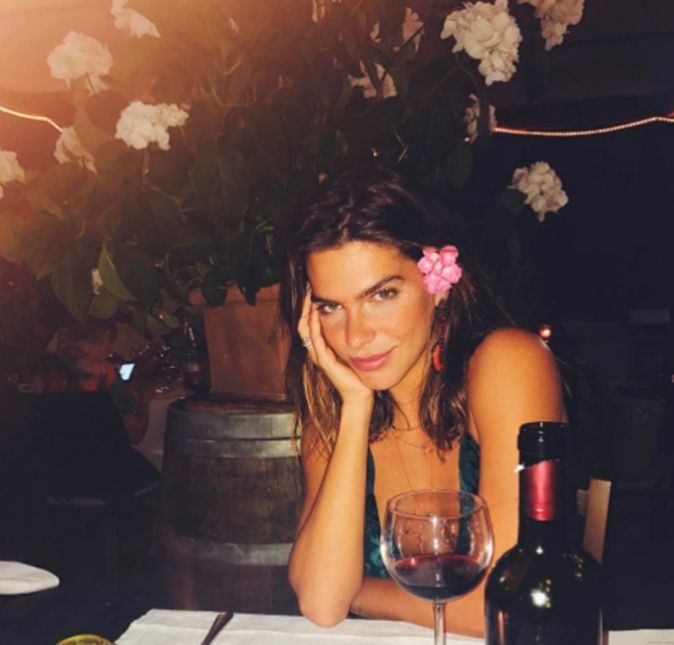 Quando estavam curtindo uma temporada na Itália, eles aproveitaram bastante a cultura do local. E claro que, em uma das noites, não poderia faltar um jantar romântico entre os dois, não é? No Instagram, a apresentadora compartilhou essa foto com a legenda Por ele, pra ele, marcando o amado no clique. Que fofura, não?