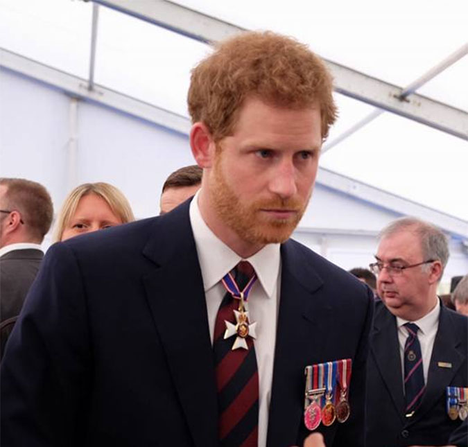 Príncipe Harry admite que pensou em sair da família real britânica