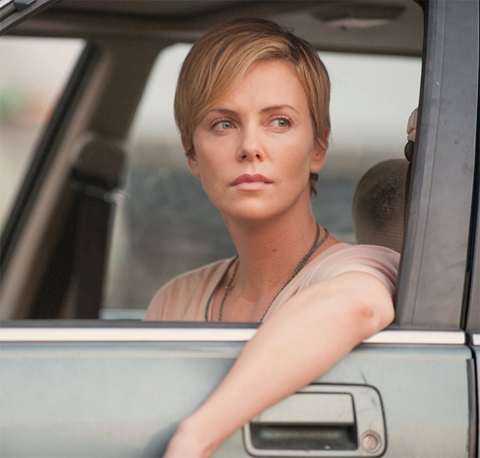 Charlize Theron relembra a vez em que socou Teri Hatcher