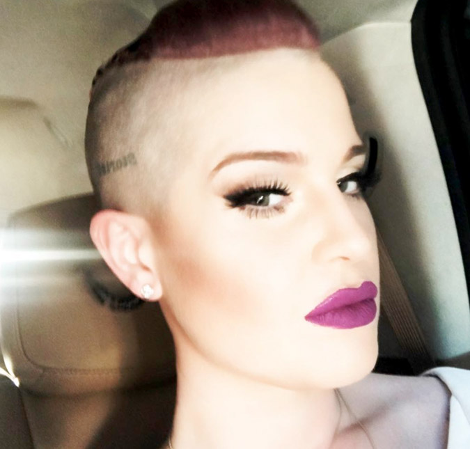 Kelly Osbourne é impedida de usar banheiro de cafeteria e reclama: -<i>Tive que fazer xixi nas calças</i>